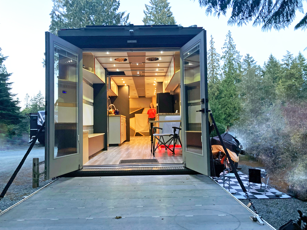 Tall Microsoft retirees build semi-truck “penthouse on wheels ...